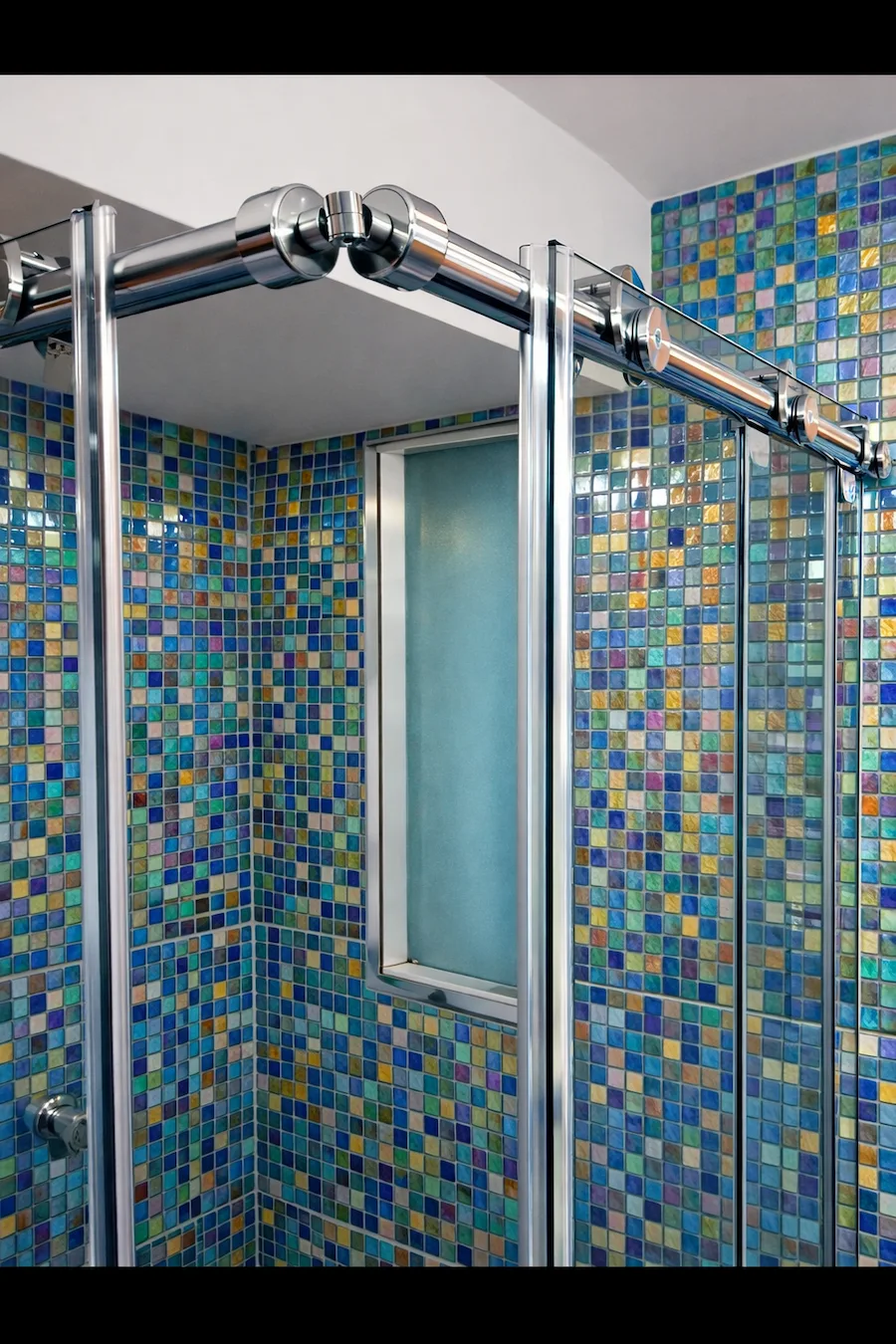 Herrajes en división esquinera de vidrio templado en Bogotá