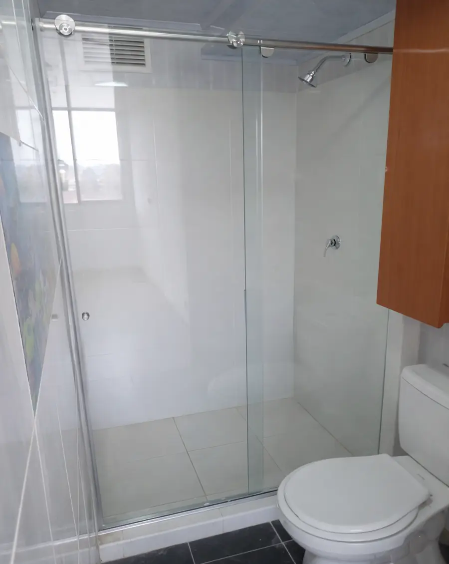 División de baño corredera en vidrio templado en Bogotá