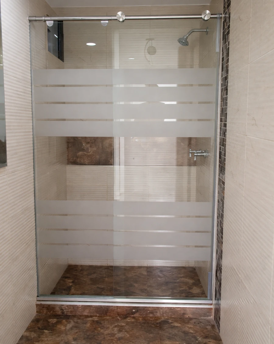 División corredera de baño en vidrio templado instalada en Bogotá