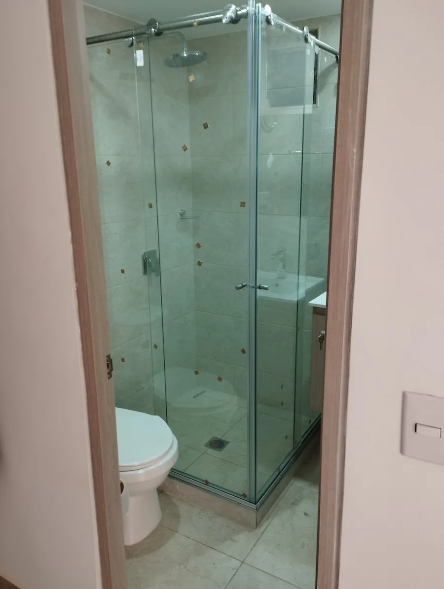 División esquinera de ducha en vidrio templado en Bogotá