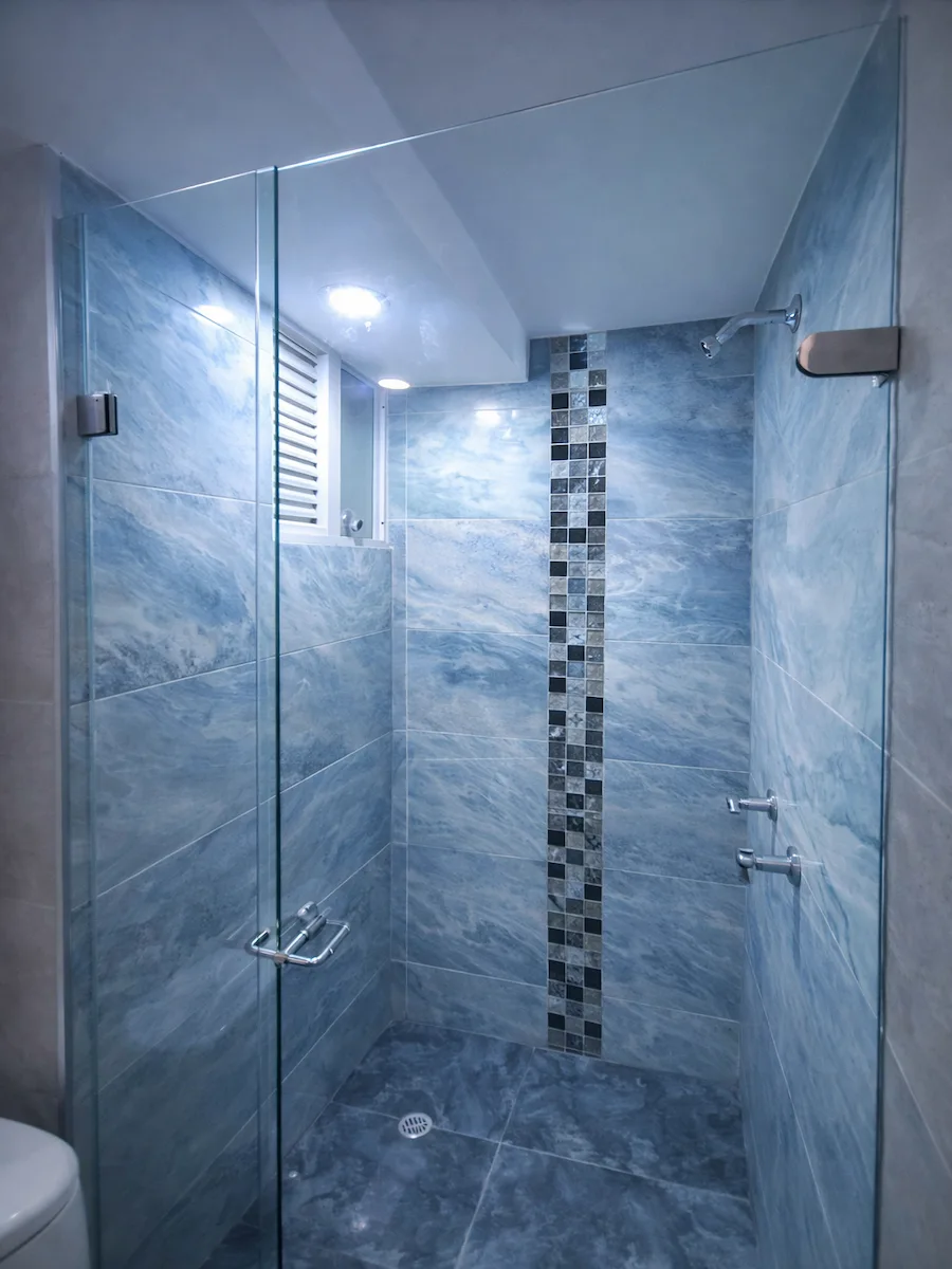 Puerta de ducha en vidrio templado instalada en Bogotá